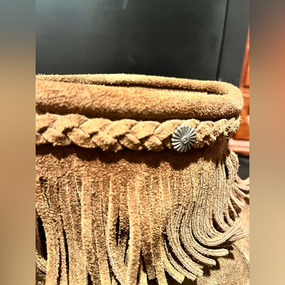 Minnetonka Women's Hi-top Fringe Back Zip Boot Color: Taupe Suede Size: 8.5 - Picture 7 of 7